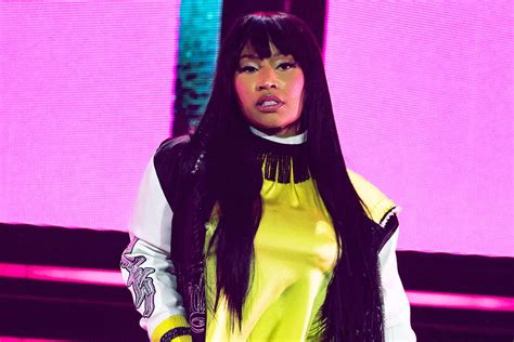 Nicki Minaj reacts to wardrobe malfunction mid